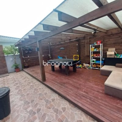 Casa com 158m², 3 quartos (sendo 3 suítes), 2 garagens, no bairro Rio Vermelho em Florianópolis