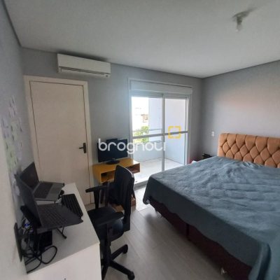 Casa com 158m², 3 quartos (sendo 3 suítes), 2 garagens, no bairro Rio Vermelho em Florianópolis
