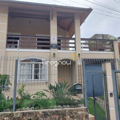 Casa com 295m², 4 quartos (sendo 2 suítes), 3 garagens, no bairro Trindade em Florianópolis