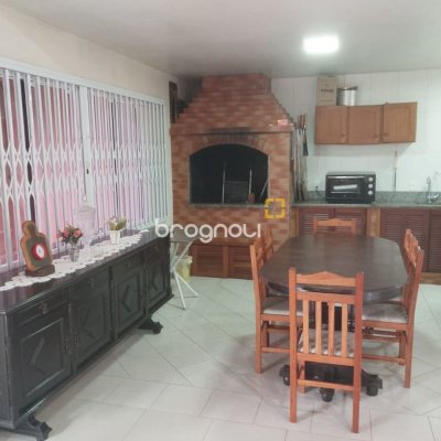 Casa com 295m², 4 quartos (sendo 2 suítes), 3 garagens, no bairro Trindade em Florianópolis