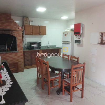Casa com 295m², 4 quartos (sendo 2 suítes), 3 garagens, no bairro Trindade em Florianópolis