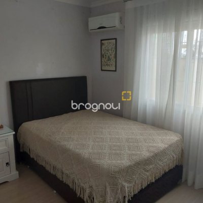 Casa com 295m², 4 quartos (sendo 2 suítes), 3 garagens, no bairro Trindade em Florianópolis