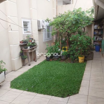Casa com 295m², 4 quartos (sendo 2 suítes), 3 garagens, no bairro Trindade em Florianópolis