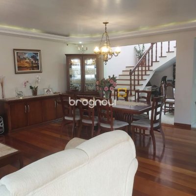 Casa com 295m², 4 quartos (sendo 2 suítes), 3 garagens, no bairro Trindade em Florianópolis