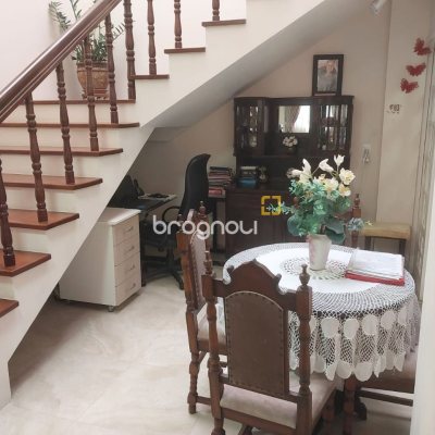 Casa com 295m², 4 quartos (sendo 2 suítes), 3 garagens, no bairro Trindade em Florianópolis