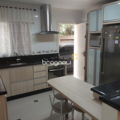 Casa com 295m², 4 quartos (sendo 2 suítes), 3 garagens, no bairro Trindade em Florianópolis