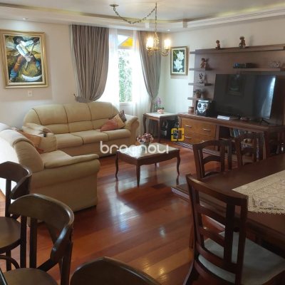 Casa com 295m², 4 quartos (sendo 2 suítes), 3 garagens, no bairro Trindade em Florianópolis