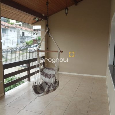 Casa com 295m², 4 quartos (sendo 2 suítes), 3 garagens, no bairro Trindade em Florianópolis
