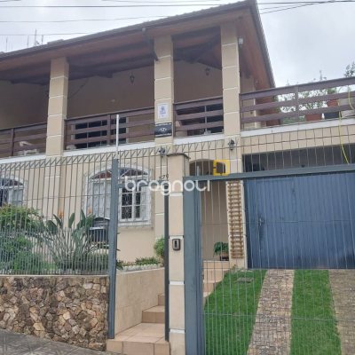 Casa com 295m², 4 quartos (sendo 2 suítes), 3 garagens, no bairro Trindade em Florianópolis