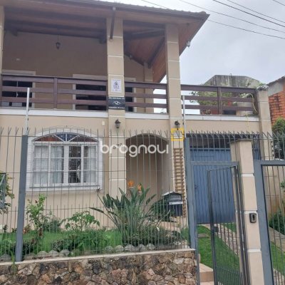 Casa com 295m², 4 quartos (sendo 2 suítes), 3 garagens, no bairro Trindade em Florianópolis