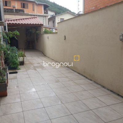 Casa com 295m², 4 quartos (sendo 2 suítes), 3 garagens, no bairro Trindade em Florianópolis