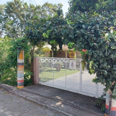 Casa com 162m², 4 quartos (sendo 1 suíte), 3 garagens, no bairro Campeche em Florianópolis