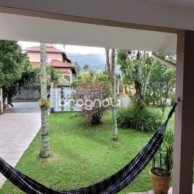 Casa com 162m², 4 quartos (sendo 1 suíte), 3 garagens, no bairro Campeche em Florianópolis