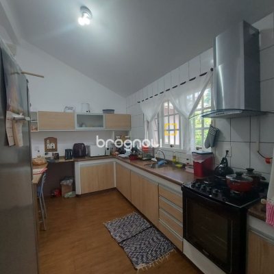Casa com 162m², 4 quartos (sendo 1 suíte), 3 garagens, no bairro Campeche em Florianópolis