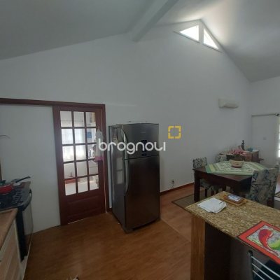 Casa com 162m², 4 quartos (sendo 1 suíte), 3 garagens, no bairro Campeche em Florianópolis