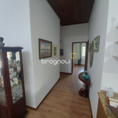 Casa com 162m², 4 quartos (sendo 1 suíte), 3 garagens, no bairro Campeche em Florianópolis