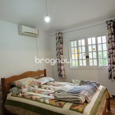 Casa com 162m², 4 quartos (sendo 1 suíte), 3 garagens, no bairro Campeche em Florianópolis