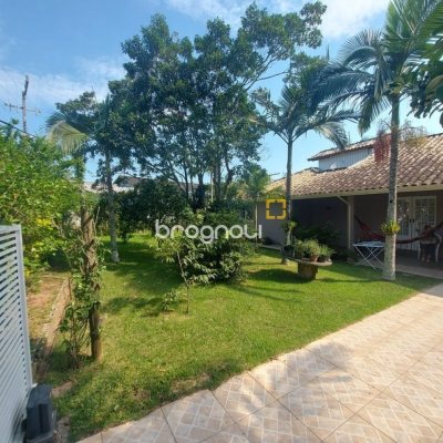 Casa com 162m², 4 quartos (sendo 1 suíte), 3 garagens, no bairro Campeche em Florianópolis