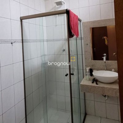 Casa com 162m², 4 quartos (sendo 1 suíte), 3 garagens, no bairro Campeche em Florianópolis