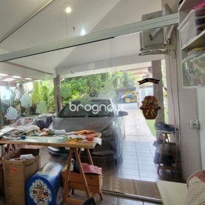 Casa com 162m², 4 quartos (sendo 1 suíte), 3 garagens, no bairro Campeche em Florianópolis