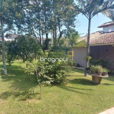 Casa com 162m², 4 quartos (sendo 1 suíte), 3 garagens, no bairro Campeche em Florianópolis