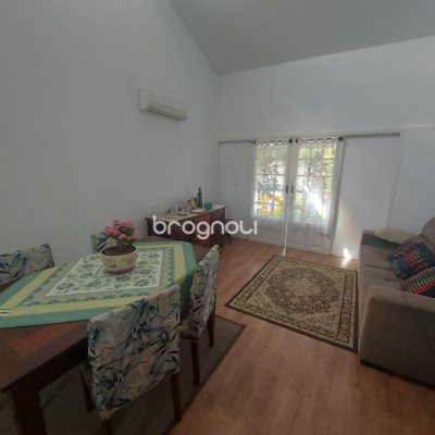 Casa com 162m², 4 quartos (sendo 1 suíte), 3 garagens, no bairro Campeche em Florianópolis