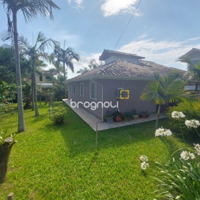 Casa com 162m², 4 quartos (sendo 1 suíte), 3 garagens, no bairro Campeche em Florianópolis