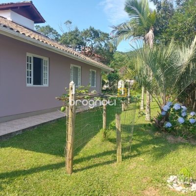 Casa com 162m², 4 quartos (sendo 1 suíte), 3 garagens, no bairro Campeche em Florianópolis