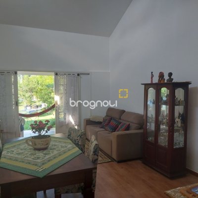 Casa com 162m², 4 quartos (sendo 1 suíte), 3 garagens, no bairro Campeche em Florianópolis