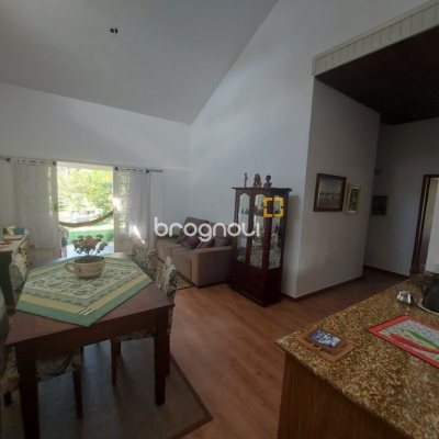Casa com 162m², 4 quartos (sendo 1 suíte), 3 garagens, no bairro Campeche em Florianópolis