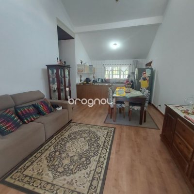 Casa com 162m², 4 quartos (sendo 1 suíte), 3 garagens, no bairro Campeche em Florianópolis