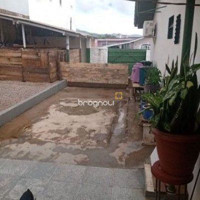 Casa com 110m², 4 quartos (sendo 1 suíte), 2 garagens, no bairro Forquilhinha em São José