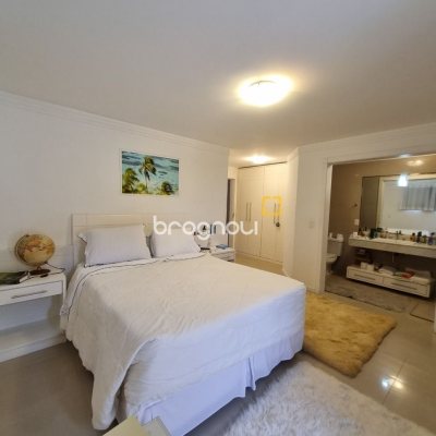 Casa de Condomínio com 400m², 6 quartos (sendo 6 suítes), 2 garagens, no bairro Barra da Lagoa em Florianópolis