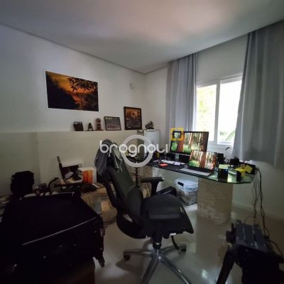 Casa de Condomínio com 400m², 6 quartos (sendo 6 suítes), 2 garagens, no bairro Barra da Lagoa em Florianópolis