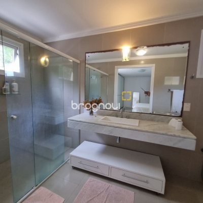 Casa de Condomínio com 400m², 6 quartos (sendo 6 suítes), 2 garagens, no bairro Barra da Lagoa em Florianópolis