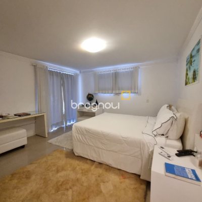 Casa de Condomínio com 400m², 6 quartos (sendo 6 suítes), 2 garagens, no bairro Barra da Lagoa em Florianópolis