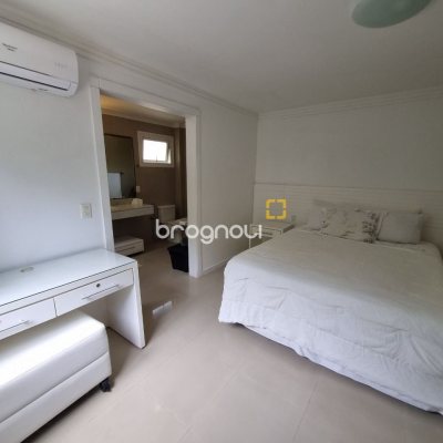 Casa de Condomínio com 400m², 6 quartos (sendo 6 suítes), 2 garagens, no bairro Barra da Lagoa em Florianópolis