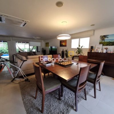 Casa de Condomínio com 400m², 6 quartos (sendo 6 suítes), 2 garagens, no bairro Barra da Lagoa em Florianópolis