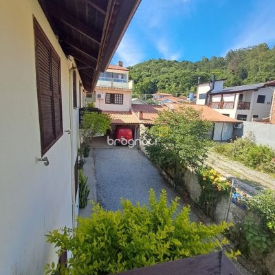 Pousada / Hotel com 500m², 12 quartos (sendo 12 suítes), 11 garagens, no bairro Canasvieiras em Florianópolis