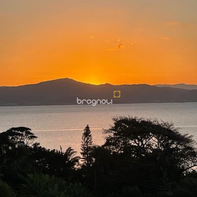 Casa de Condomínio com 392m², 4 quartos (sendo 4 suítes), 5 garagens, no bairro Cacupé em Florianópolis