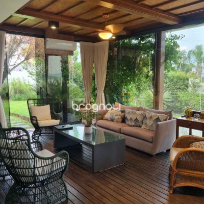 Casa de Condomínio com 392m², 4 quartos (sendo 4 suítes), 5 garagens, no bairro Cacupé em Florianópolis