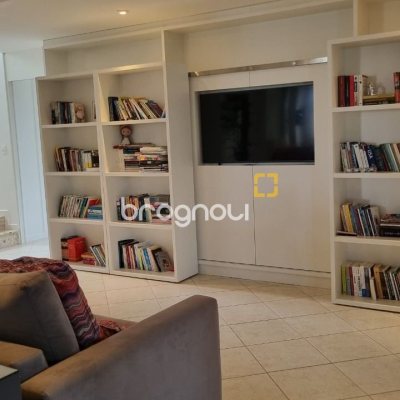 Casa de Condomínio com 392m², 4 quartos (sendo 4 suítes), 5 garagens, no bairro Cacupé em Florianópolis