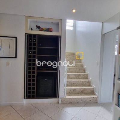 Casa de Condomínio com 392m², 4 quartos (sendo 4 suítes), 5 garagens, no bairro Cacupé em Florianópolis