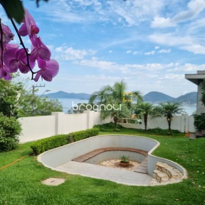 Casa de Condomínio com 392m², 4 quartos (sendo 4 suítes), 5 garagens, no bairro Cacupé em Florianópolis