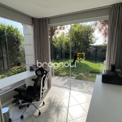 Casa de Condomínio com 392m², 4 quartos (sendo 4 suítes), 5 garagens, no bairro Cacupé em Florianópolis