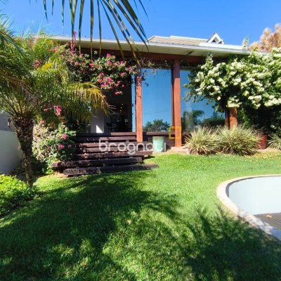 Casa de Condomínio com 392m², 4 quartos (sendo 4 suítes), 5 garagens, no bairro Cacupé em Florianópolis