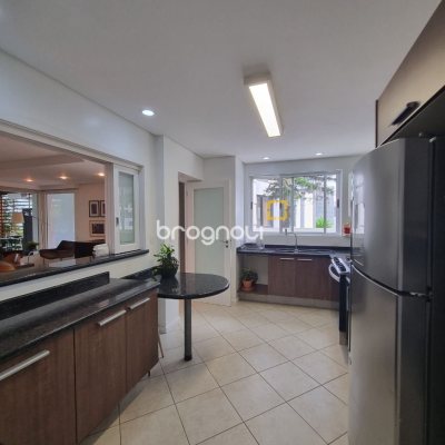 Casa de Condomínio com 392m², 4 quartos (sendo 4 suítes), 5 garagens, no bairro Cacupé em Florianópolis
