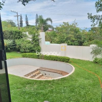 Casa de Condomínio com 392m², 4 quartos (sendo 4 suítes), 5 garagens, no bairro Cacupé em Florianópolis