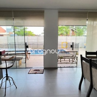 Casa de Condomínio com 384m², 3 quartos (sendo 3 suítes), 4 garagens, no bairro Rio Vermelho em Florianópolis