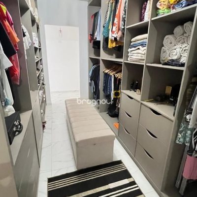 Casa de Condomínio com 384m², 3 quartos (sendo 3 suítes), 4 garagens, no bairro Rio Vermelho em Florianópolis